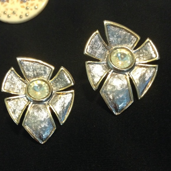 Vintage earrings! - Picture 2 of 2