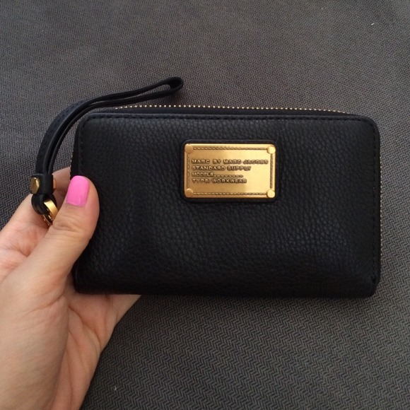 Marc Jacobs classic q wingman phone wallet