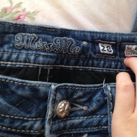 ✨SOLD IN BUNDLE✨ Light Wash Miss Me Jeans - Picture 2 of 3