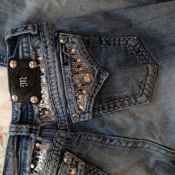 ✨SOLD IN BUNDLE✨ Light Wash Miss Me Jeans - Picture 3 of 3