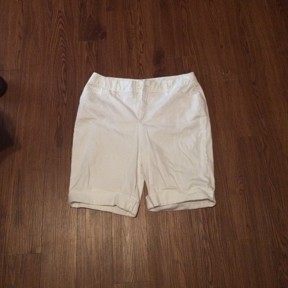 St. John's Bay White Capri Shorts