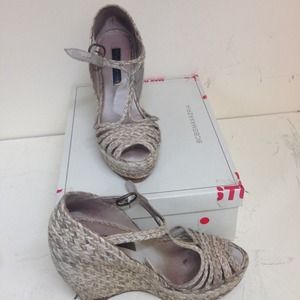 ⚠️SOLD⚠️Woven BCBG Wedges