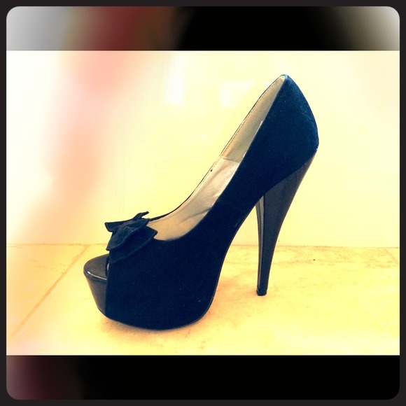 Black pumps