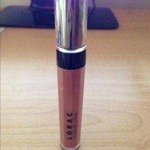 Bundle lipsticks and lipgloss