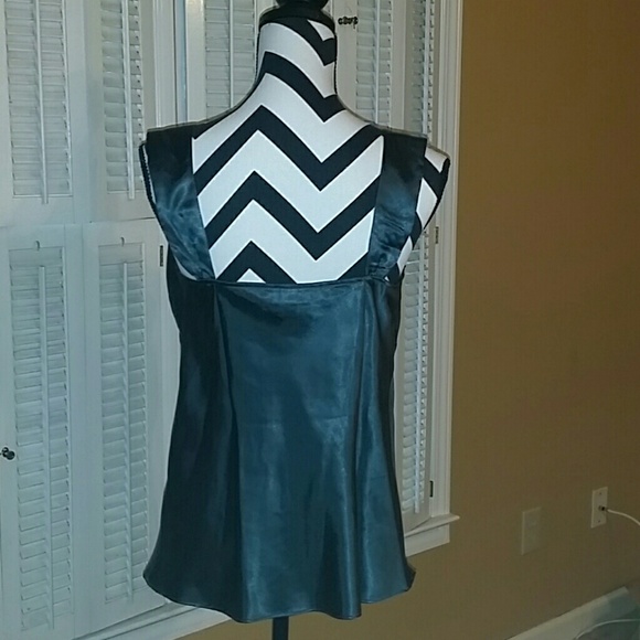 *Free w/pair of pants* Satiny Green Top - Picture 2 of 2