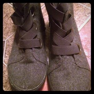 Gray high top Rocket Dog shoes