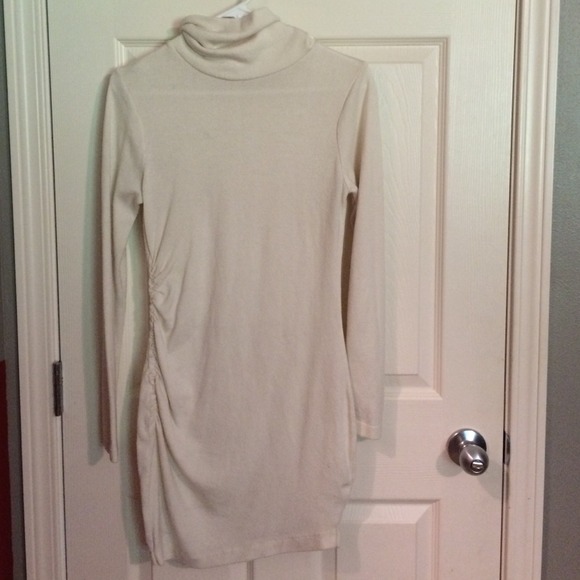 Turtleneck fitted tunic