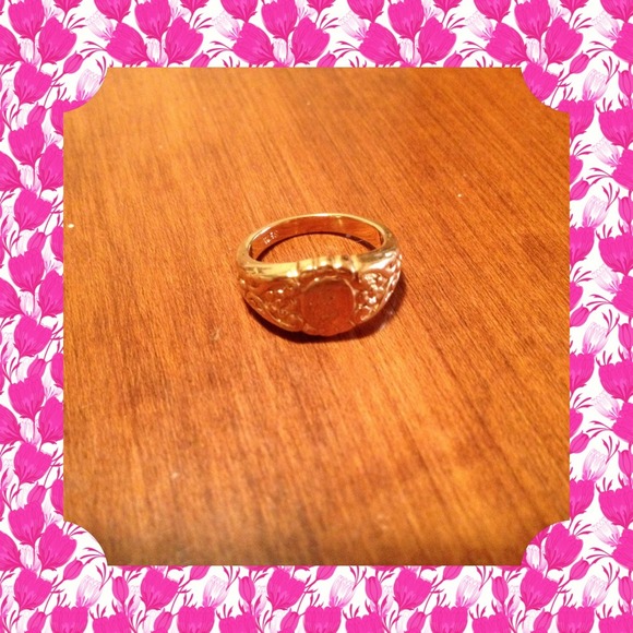 GOLDTONE INITIAL RING....🌻🌻