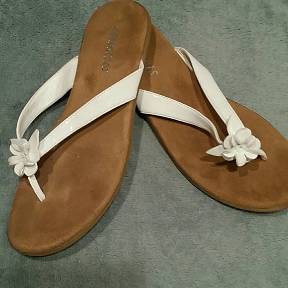 Aerosoles  white flip flops