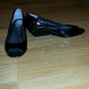 Black wedge patten leather shoe