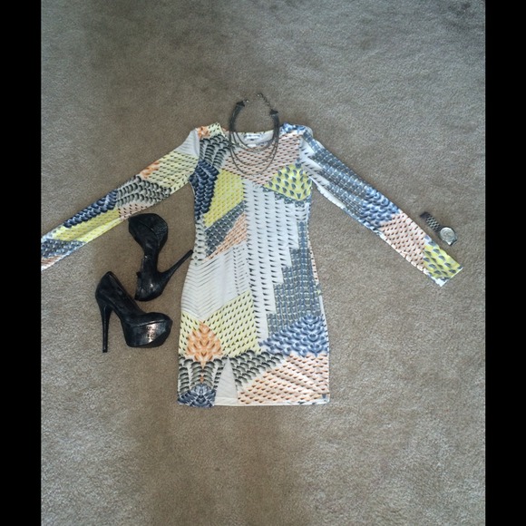 🎉HOST PICK 08/13🎉 Bodycon Dress - Picture 2 of 3