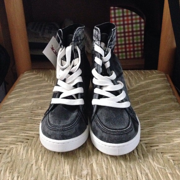 NWT Roxy Sneaker Wedges