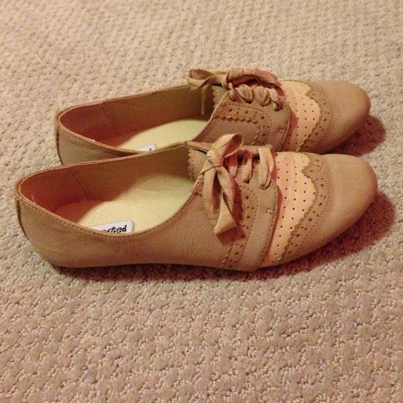 Cute, beige oxfords!