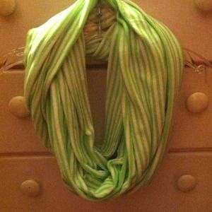 Gap line green & white scarf