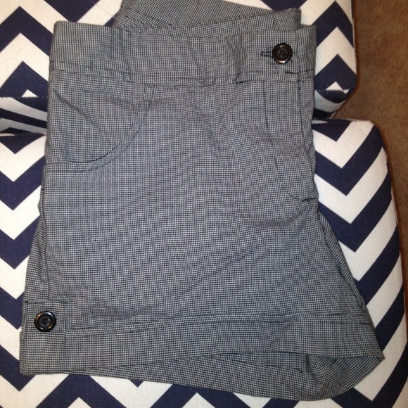 Black and grey houndstooth shorts
