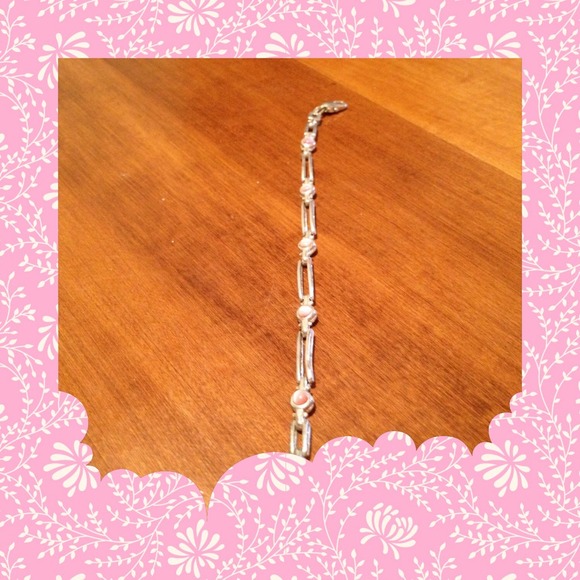 Silvertone and pink stone bracelet ....🌻