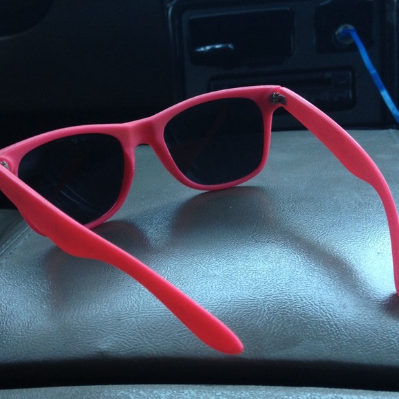 Pink sunglasses - Picture 3 of 3