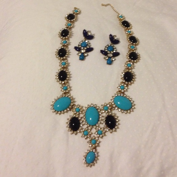 SOLD in a bundle🎉2x Host Pick!🎉 Jeweled necklace - Picture 2 of 2