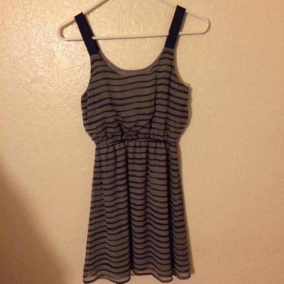 A fun summer dress - Picture 1 of 3