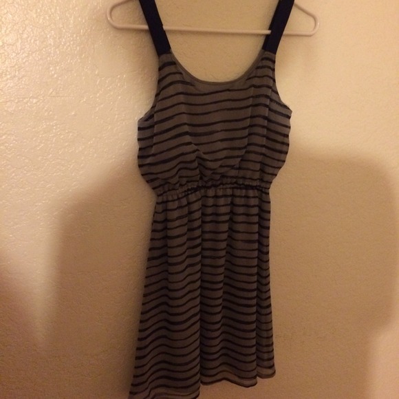 A fun summer dress - Picture 2 of 3