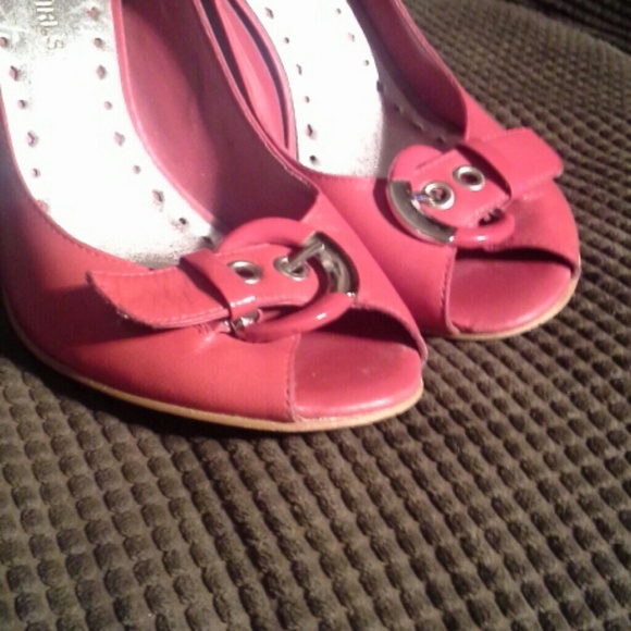 Woman's Soft Leather heelsw/ buckles on the front - Picture 2 of 2