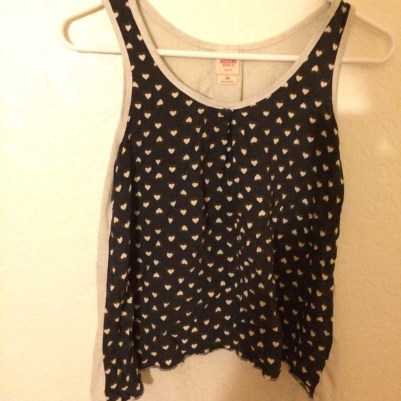 A flowy shirt with hearts - Picture 1 of 3