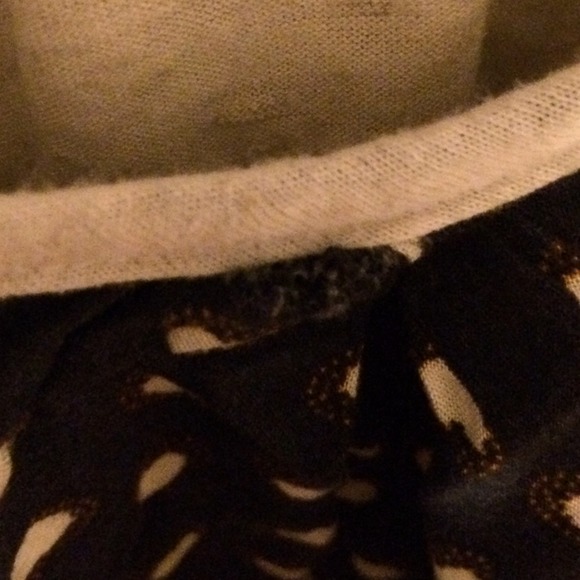 A flowy shirt with hearts - Picture 2 of 3