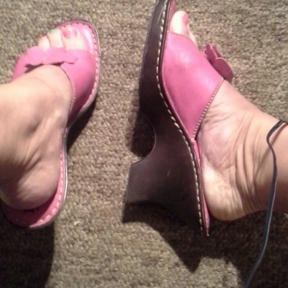 woman's Soft Leather they have bows - Picture 2 of 3