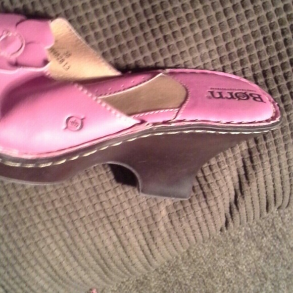 woman's Soft Leather they have bows - Picture 3 of 3