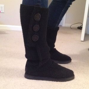 Black classic cardy uggs