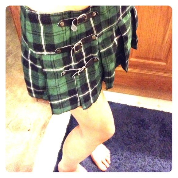 Sexy green plaid skirt w/ buckles!