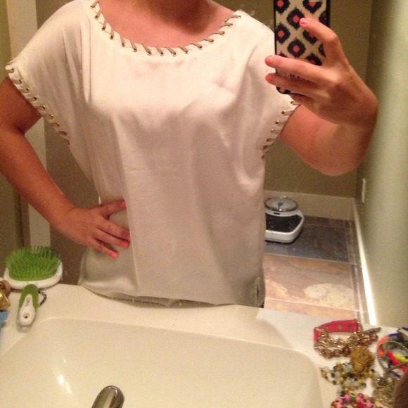 Silky White Vince Camuto Top! 👸