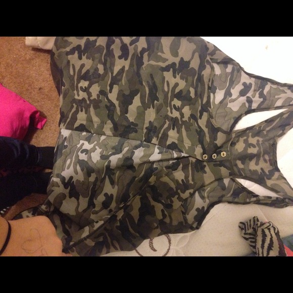 Camo top - Picture 2 of 2