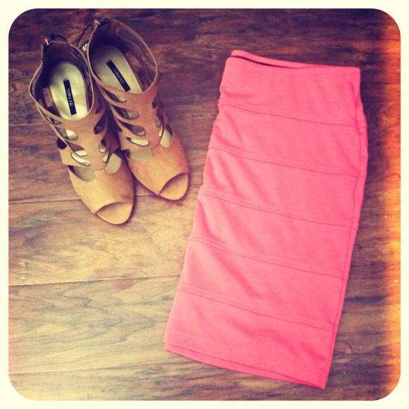 Pretty In Pink | Hot pink bandage skirt💕