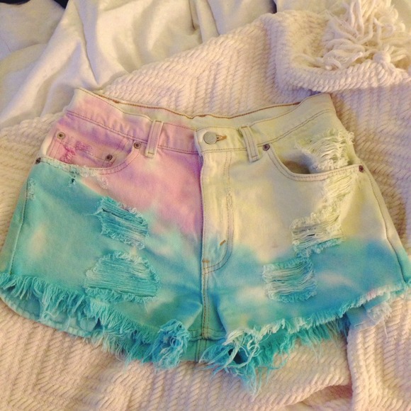 Pastel tye die Levi shorts