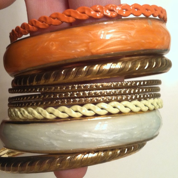 A set of bracelets (9)