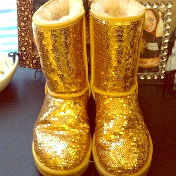 UGG Classic short gold sequence