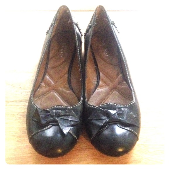 Almost new black ballerina flats with a bow