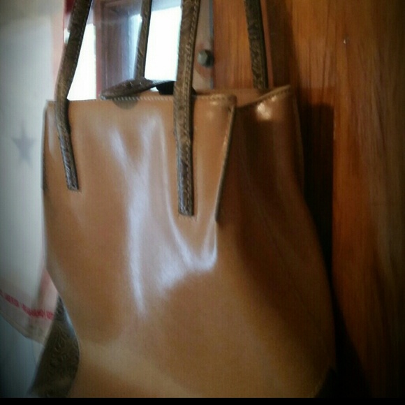 LEATHER WITH ACCENTED DESIGN HANDBAG