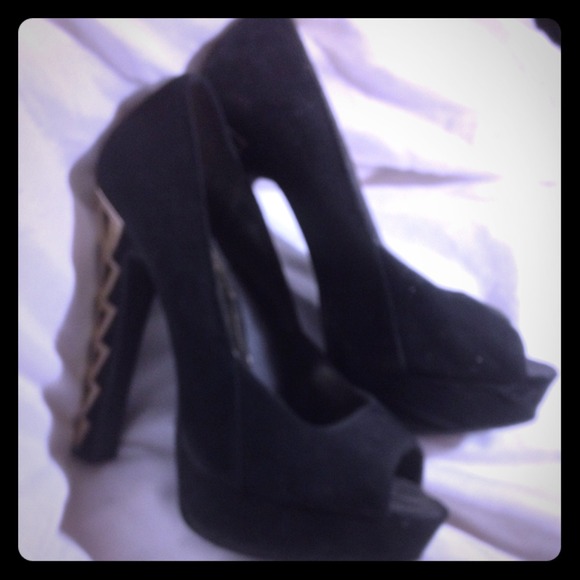 5 inch black pumps with metallic heel design