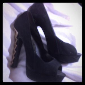 5 inch black pumps with metallic heel design