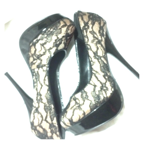 Sold!!! Laced black & champagne pumps