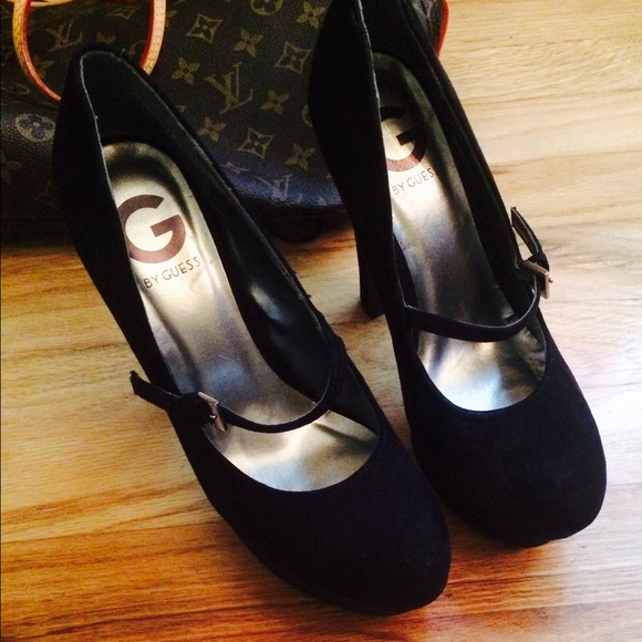 Guess black pumps