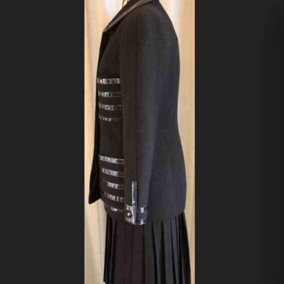 Chanel suit - Picture 2 of 4