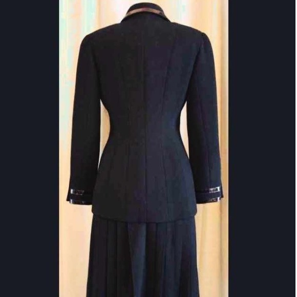 Chanel suit - Picture 3 of 4
