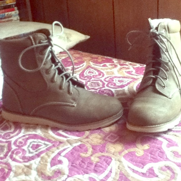 Combat boots