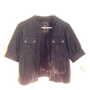 Black short-sleeved leather jacket