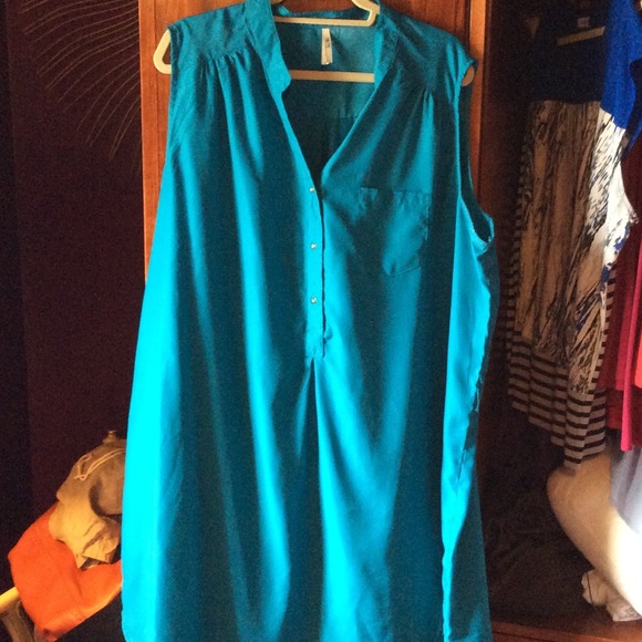 A size 3X dark turquoise shirt