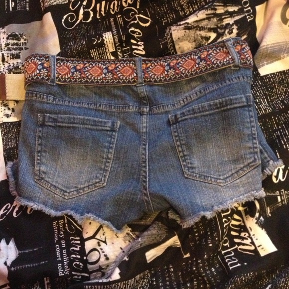 Denim shorts with belt. Forever 21 - Picture 2 of 3