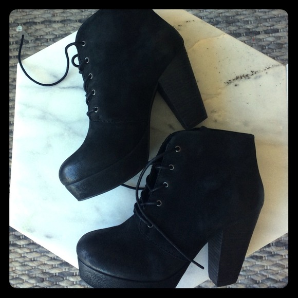 BRAND NEW STEVE MADDEN RASPY BOOTIES!